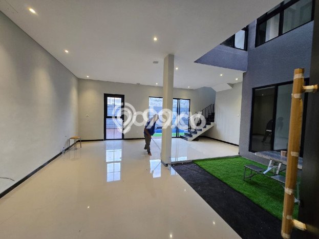 Rumah Mewah LB 242m2 Siap Pakai Desain Elegan di Araya, Malang Rumah Mewah LB 242m2 Siap Pakai Desain Elegan di Araya, Malang