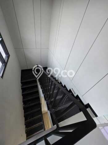 Rumah Mewah LB 242m2 Siap Pakai Desain Elegan di Araya, Malang Rumah Mewah LB 242m2 Siap Pakai Desain Elegan di Araya, Malang