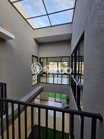 Rumah Mewah LB 242m2 Siap Pakai Desain Elegan di Araya, Malang Rumah Mewah LB 242m2 Siap Pakai Desain Elegan di Araya, Malang