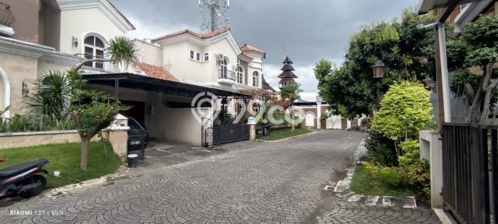 Rumah Premium LT 300m2m² / LB 270m2m² di Kawasan Asri Depok, Sleman Rumah Premium LT 300m2m² / LB 270m2m² di Kawasan Asri Depok, Sleman