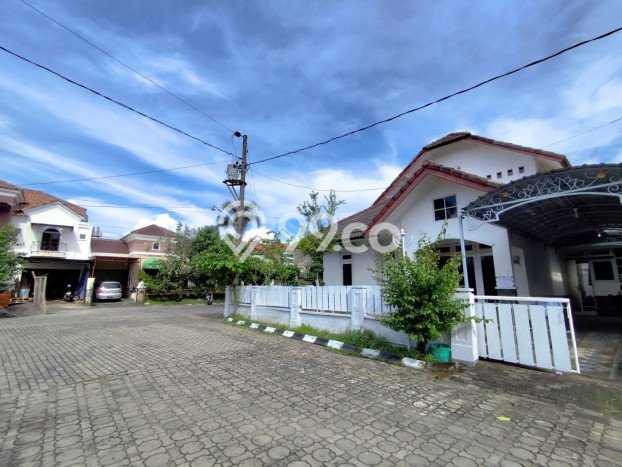 LOKASI TERBAIK! Rumah kawasan Depok, 3 KT, Lingkungan Elite, Luas 297m2m² Bangunan 150m2m² LOKASI TERBAIK! Rumah kawasan Depok, 3 KT, Lingkungan Elite, Luas 297m2m² Bangunan 150m2m²