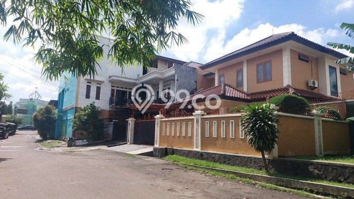 Rumah Terawat di Meruya, Jakarta Barat, LT 330m² Bangunan 288m² DIJUAL CEPAT! Rumah Terawat di Meruya, Jakarta Barat, LT 330m² Bangunan 288m² DIJUAL CEPAT!