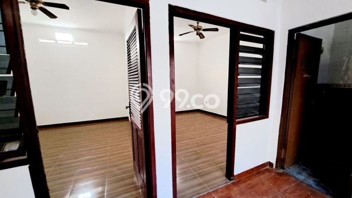 Komersial Bagus Dijual LB 150m2 Lokasi Strategis Tangerang Area Cocok untuk Berbisnis Komersial Bagus Dijual LB 150m2 Lokasi Strategis Tangerang Area Cocok untuk Berbisnis