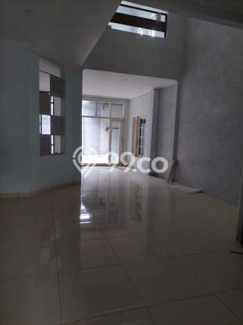 Disewakan! Rumah 5 Kamar Tidur &
3 Kamar Mandi di BSD Giri Loka, Tangerang Disewakan! Rumah 5 Kamar Tidur &
3 Kamar Mandi di BSD Giri Loka, Tangerang