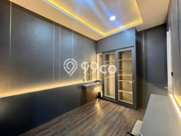 GOOD DEAL! Rumah Strategis di , LT 128m2m² Bangunan 200m2m² GOOD DEAL! Rumah Strategis di , LT 128m2m² Bangunan 200m2m²