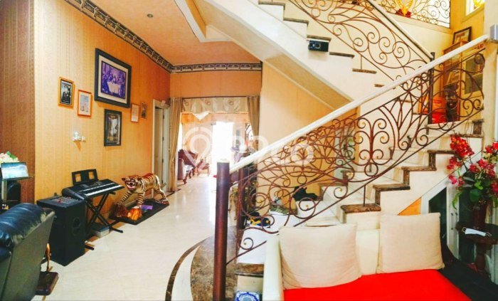 Rumah Nyaman dengan Luas Tanah 300m2m² dan Luas Bangunan 600m2m² di Area Ketintang, Surabaya Rumah Nyaman dengan Luas Tanah 300m2m² dan Luas Bangunan 600m2m² di Area Ketintang, Surabaya