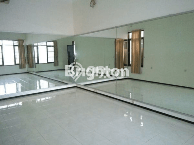 Rumah Nyaman 4 KT LT 300m² di Dharma Husada, Surabaya Rumah Nyaman 4 KT LT 300m² di Dharma Husada, Surabaya