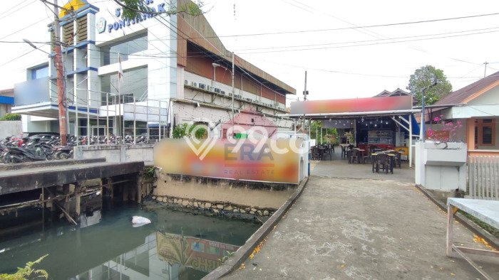 PENAWARAN TERBAIK! Rumah Strategis di Pontianak Kota, Luas 866m2m² LB 348m2m² PENAWARAN TERBAIK! Rumah Strategis di Pontianak Kota, Luas 866m2m² LB 348m2m²