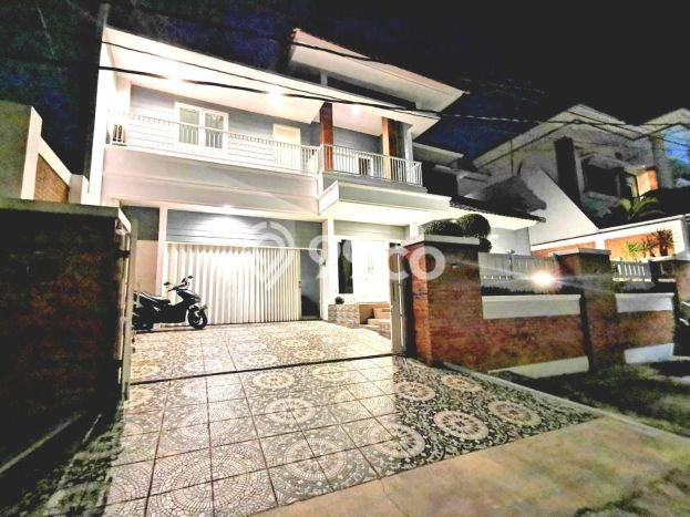 Rumah Kualitas Premium LT 300m² Akses Mudah di Kawasan Prospektif Banyumanik, Semarang Rumah Kualitas Premium LT 300m² Akses Mudah di Kawasan Prospektif Banyumanik, Semarang