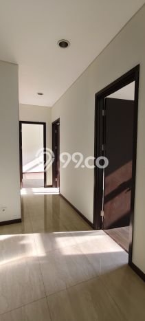 Ready to Use! Premium House LT 220m2 Desain Elegan di BSD Ready to Use! Premium House LT 220m2 Desain Elegan di BSD