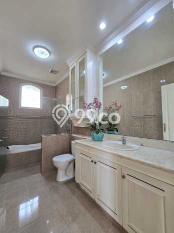 Rumah Kondisi Baik Disewakan di Kemang, Jakarta Selatan LT 750m2, LB 700m2 Rumah Kondisi Baik Disewakan di Kemang, Jakarta Selatan LT 750m2, LB 700m2
