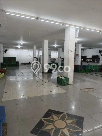 Gudang Disewa di Jakarta Selatan dengan LB 975m2 Area Komersial Ramai Gudang Disewa di Jakarta Selatan dengan LB 975m2 Area Komersial Ramai
