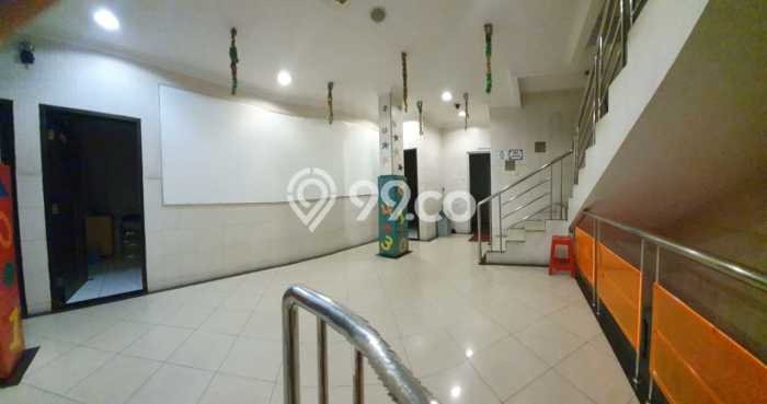 Ruko Dijual di Jakarta Barat LT 200m2 & LB 560m2 Lokasi Terbaik! Ruko Dijual di Jakarta Barat LT 200m2 & LB 560m2 Lokasi Terbaik!