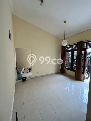 Disewakan! Rumah 4 Kamar Tidur &
2 Kamar Mandi di Tanjung Duren Selatan, Jakarta Barat Disewakan! Rumah 4 Kamar Tidur &
2 Kamar Mandi di Tanjung Duren Selatan, Jakarta Barat