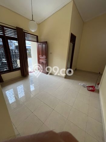 Disewakan! Rumah 4 Kamar Tidur &
2 Kamar Mandi di Tanjung Duren Selatan, Jakarta Barat Disewakan! Rumah 4 Kamar Tidur &
2 Kamar Mandi di Tanjung Duren Selatan, Jakarta Barat