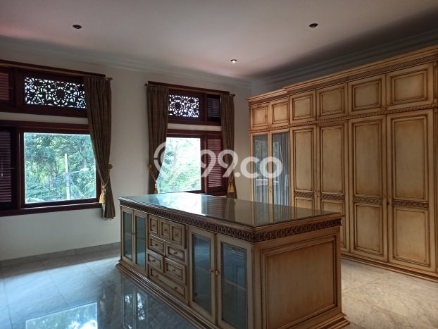LOKASI STRATEGIS! Rumah kawasan Senopati, Dekat Stasiun, 4 KT, Luas 650m² LB 700m² LOKASI STRATEGIS! Rumah kawasan Senopati, Dekat Stasiun, 4 KT, Luas 650m² LB 700m²