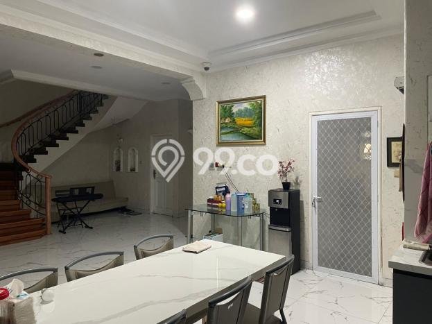 Dijual Rumah Mewah Megah Dengan View Eksklusif di Taman Surya, Jakarta Barat Dijual Rumah Mewah Megah Dengan View Eksklusif di Taman Surya, Jakarta Barat