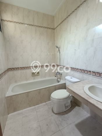 Jual Murah Rumah dengan 4 Kamar Tidur dan 4 Kamar Mandi di Kawasan Kebayoran Baru, Jakarta Selatan Jual Murah Rumah dengan 4 Kamar Tidur dan 4 Kamar Mandi di Kawasan Kebayoran Baru, Jakarta Selatan