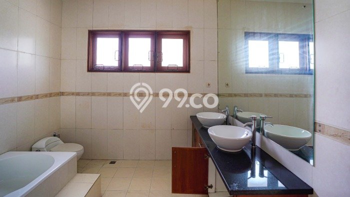 Sewa Rumah Strategis di Pejaten LT 800m2 / LB 500m2 Kondisi Bagus Sewa Rumah Strategis di Pejaten LT 800m2 / LB 500m2 Kondisi Bagus