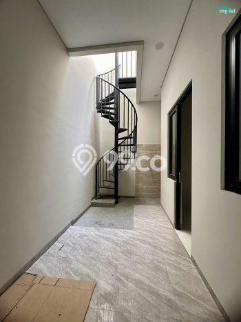 Rumah Strategis Minimalis Lb 145m2 di Rungkut, Surabaya Rumah Strategis Minimalis Lb 145m2 di Rungkut, Surabaya