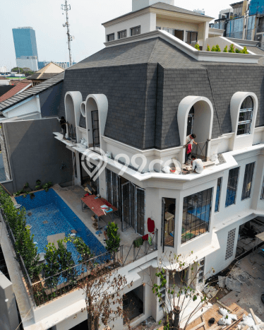 Rumah Modern di Kebayoran Baru, Jakarta Selatan, Luas 261m² LB 650m² Rumah Modern di Kebayoran Baru, Jakarta Selatan, Luas 261m² LB 650m²