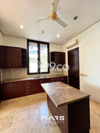 Ready to Use! Luxury House LT 1028m2 Desain Elegan di Kemang Ready to Use! Luxury House LT 1028m2 Desain Elegan di Kemang