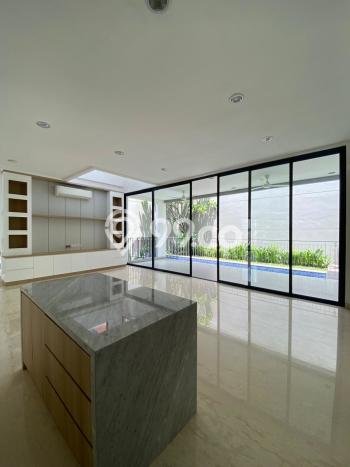 Sewa Rumah Strategis LT 300m2 / LB 700m2 di Senopati, Jakarta Selatan Sewa Rumah Strategis LT 300m2 / LB 700m2 di Senopati, Jakarta Selatan