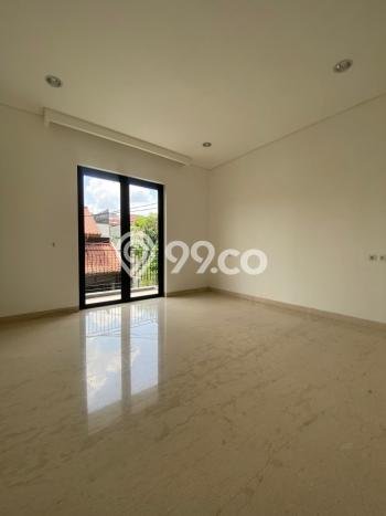 Sewa Rumah Strategis LT 300m2 / LB 700m2 di Senopati, Jakarta Selatan Sewa Rumah Strategis LT 300m2 / LB 700m2 di Senopati, Jakarta Selatan