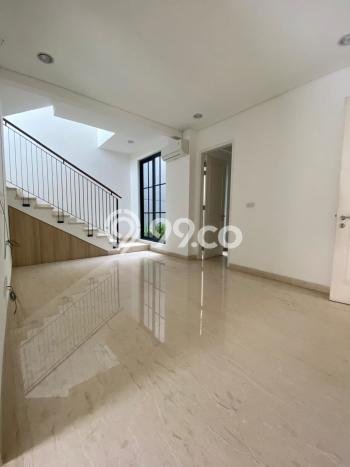 Sewa Rumah Strategis LT 300m2 / LB 700m2 di Senopati, Jakarta Selatan Sewa Rumah Strategis LT 300m2 / LB 700m2 di Senopati, Jakarta Selatan
