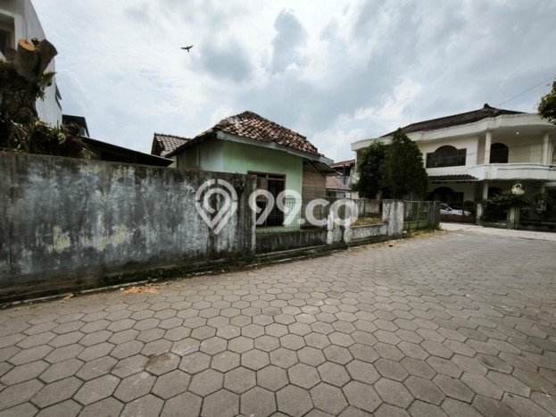 Lahan Dijual Lokasi Strategis di Sleman dengan Luas 304m2 Lahan Dijual Lokasi Strategis di Sleman dengan Luas 304m2