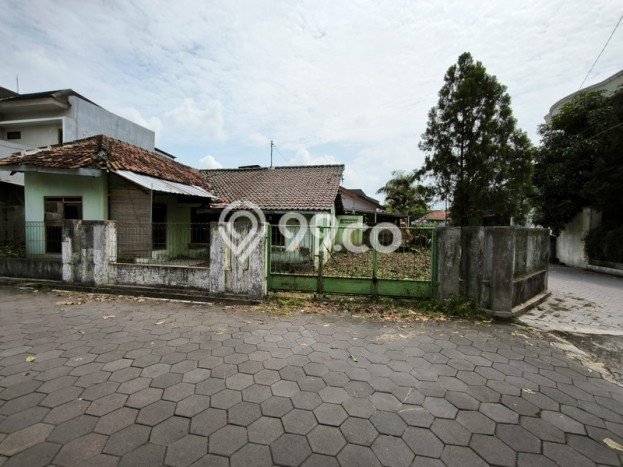 Lahan Dijual Lokasi Strategis di Sleman dengan Luas 304m2 Lahan Dijual Lokasi Strategis di Sleman dengan Luas 304m2