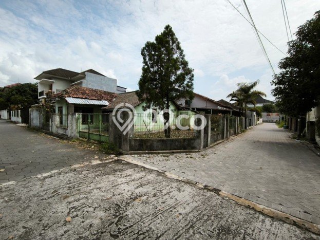 Lahan Dijual Lokasi Strategis di Sleman dengan Luas 304m2 Lahan Dijual Lokasi Strategis di Sleman dengan Luas 304m2