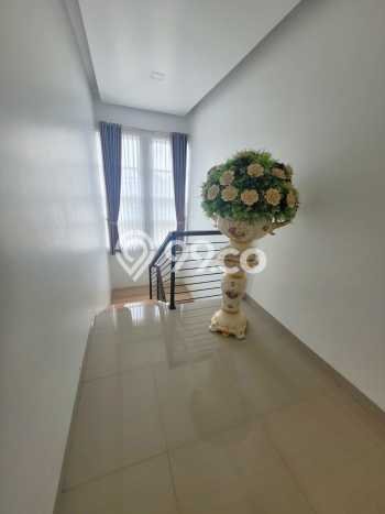 Rumah Mewah LB 300m2 Siap Huni Desain Elegan di BSD The Icon, Tangerang Rumah Mewah LB 300m2 Siap Huni Desain Elegan di BSD The Icon, Tangerang