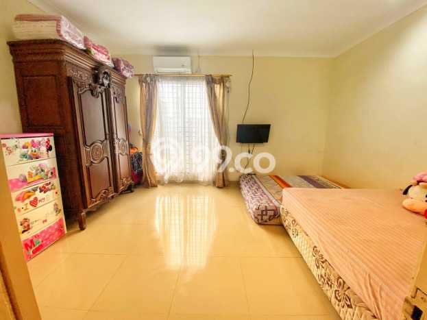 Bisa KPR! Rumah Strategis area , Luas 240m2m² Bangunan 300m2m² Bisa KPR! Rumah Strategis area , Luas 240m2m² Bangunan 300m2m²