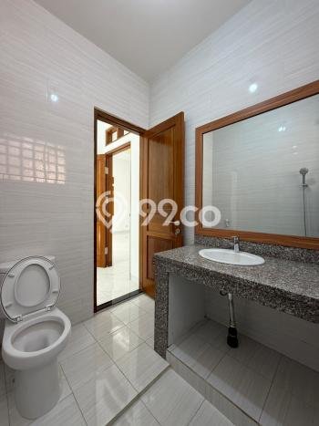Rumah Luxury Modern Tanpa Renovasi di Pejaten Jakarta Selatan Rumah Luxury Modern Tanpa Renovasi di Pejaten Jakarta Selatan