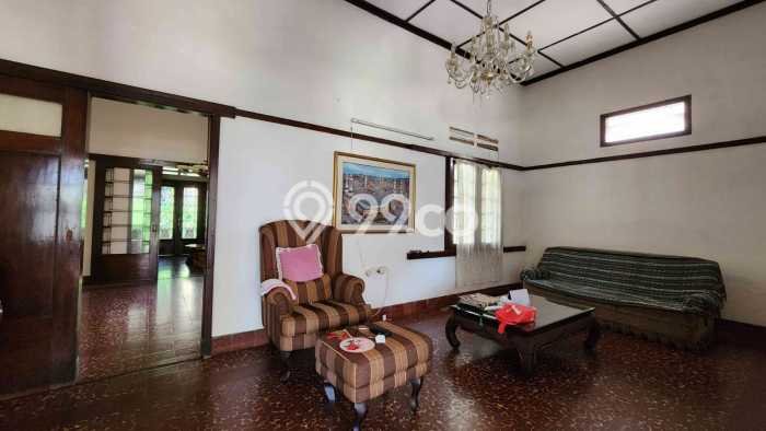 GOOD DEAL! Rumah Strategis di , LT 915m2m² LB 400m2m² GOOD DEAL! Rumah Strategis di , LT 915m2m² LB 400m2m²