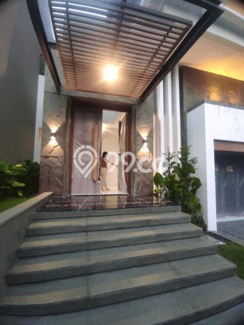 Rumah Mewah LB 500m2 Siap Pakai Desain Elegan di Citraland, Surabaya Rumah Mewah LB 500m2 Siap Pakai Desain Elegan di Citraland, Surabaya