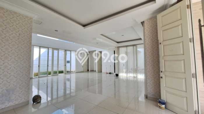 PENAWARAN TERBATAS! Rumah Berkualitas area Pakuwon Indah, Luas 315m² LB 330m² PENAWARAN TERBATAS! Rumah Berkualitas area Pakuwon Indah, Luas 315m² LB 330m²