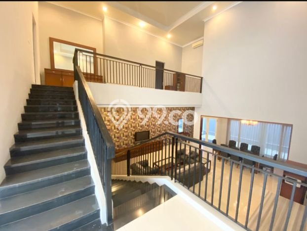 Hunian Mewah LB 500m2 Siap Huni Desain Elegan di Pakuwon Indah, Surabaya Hunian Mewah LB 500m2 Siap Huni Desain Elegan di Pakuwon Indah, Surabaya