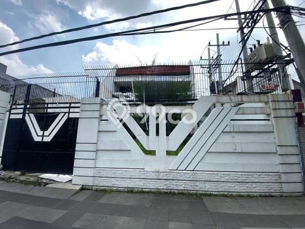 Rumah Mewah LB 460m2 Siap Pakai Desain Elegan di HR Muhammad, Surabaya Rumah Mewah LB 460m2 Siap Pakai Desain Elegan di HR Muhammad, Surabaya