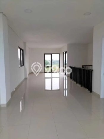 KAWASAN KOMERSIAL! Ruko Disewakan di BSD, Luas 355m2m², Jalan Utama KAWASAN KOMERSIAL! Ruko Disewakan di BSD, Luas 355m2m², Jalan Utama