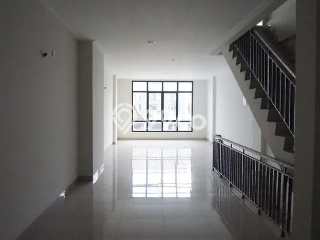 LOKASI PREMIUM! Ruko di Kelapa Gading, Luas 180m2m², Akses Strategis LOKASI PREMIUM! Ruko di Kelapa Gading, Luas 180m2m², Akses Strategis