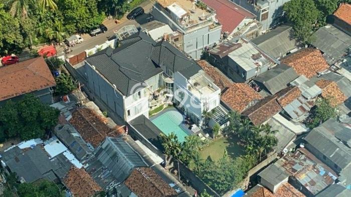 Siap Huni Rumah Mewah 5 Kamar di Kebayoran Lama Dekat ke Mana Saja Siap Huni Rumah Mewah 5 Kamar di Kebayoran Lama Dekat ke Mana Saja