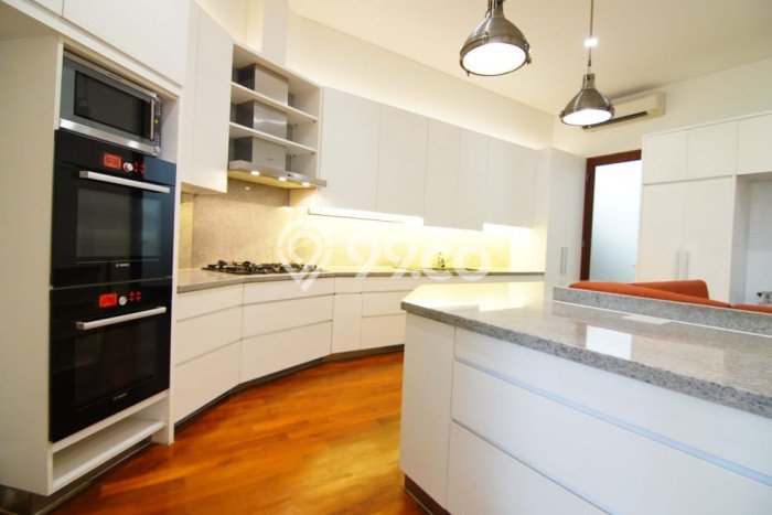 Ready to Use! Luxury House LT 1135m2 Desain Modern di Pejaten Ready to Use! Luxury House LT 1135m2 Desain Modern di Pejaten