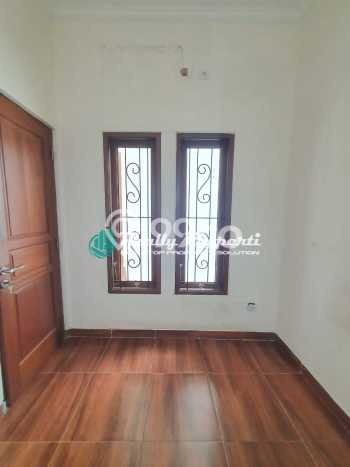 Rumah Area Nyaman kawasan Cipayung, Jakarta Timur, LT 100m² LB 180m² Rumah Area Nyaman kawasan Cipayung, Jakarta Timur, LT 100m² LB 180m²