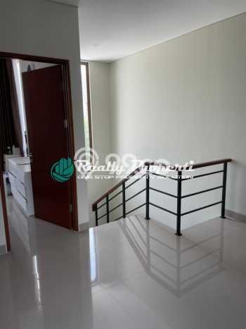 Rumah Mewah LB 139m2 Siap Huni Desain Elegan di Jatiwarna, Bekasi Rumah Mewah LB 139m2 Siap Huni Desain Elegan di Jatiwarna, Bekasi