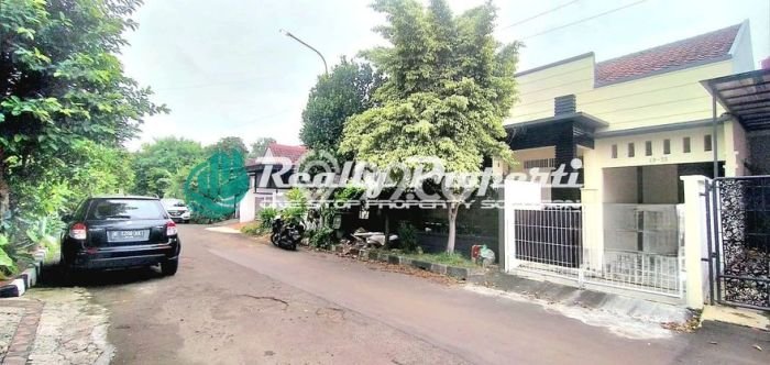 Rumah Menguntungkan di Cikunir, Dekat Kawasan Bisnis, Bekasi - LT 180m² Rumah Menguntungkan di Cikunir, Dekat Kawasan Bisnis, Bekasi - LT 180m²