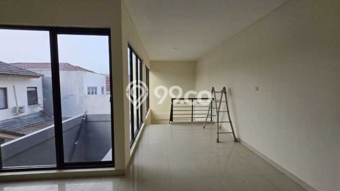 For Sale! Premium House LT 241m2 Desain Elegan di BSD For Sale! Premium House LT 241m2 Desain Elegan di BSD