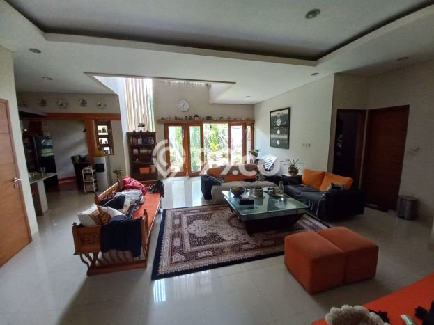 KESEMPATAN TERBAIK! Rumah Asri di Mekar Wangi, Luas 273m2m² Bangunan 255m2m² KESEMPATAN TERBAIK! Rumah Asri di Mekar Wangi, Luas 273m2m² Bangunan 255m2m²
