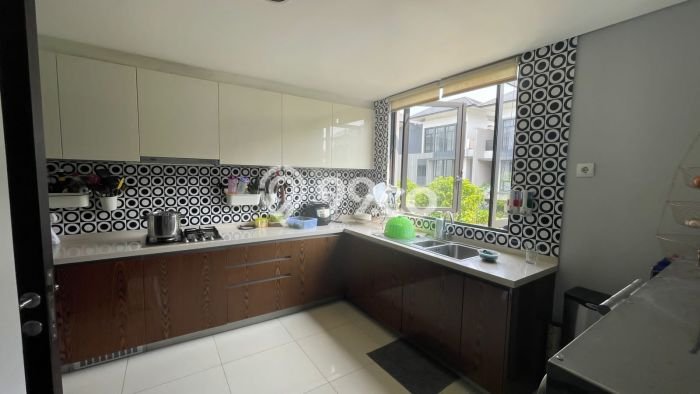 Rumah Lokasi Strategis area BSD City, Tangerang, LT 220m² LB 337m² Rumah Lokasi Strategis area BSD City, Tangerang, LT 220m² LB 337m²